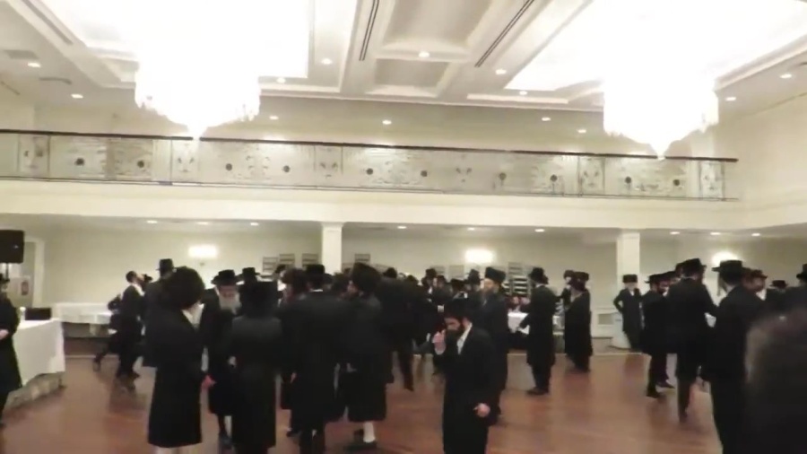 Michoel schnitzler singing vyazor at a recent wedding in monsey with avrumi berko! Enjoy!