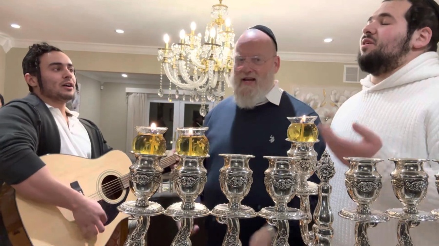 Michoel Schnitzler siniging Lechtele at the Chanukah candles|מיכאל שניצלער לעכטעלע