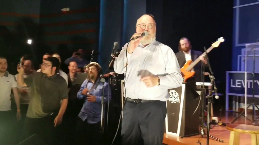 Michoel Schnitzler rocking at a concert with the Freilach Band!|מיכאל שניצלער עם תוזמורת פרייליך