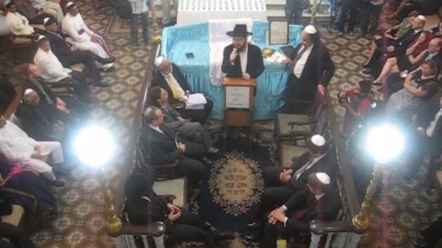 Benny Friedman Singing at Knesset Eliyahu Synagogue in Mumbai - Jewish Music