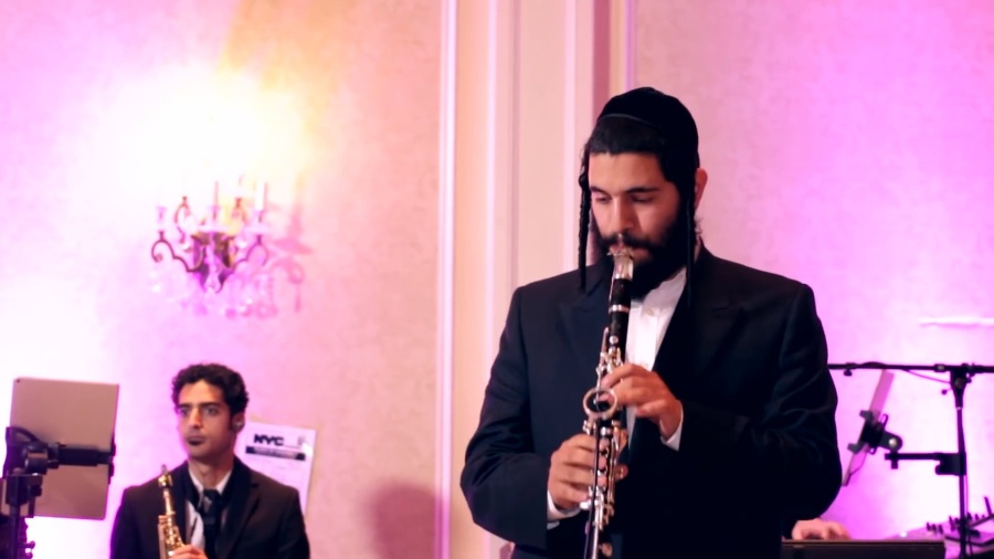 Duet with famous clarinet player Avrum Balty A Berko Production אברהם בלטי בביצוע מדהים הורה