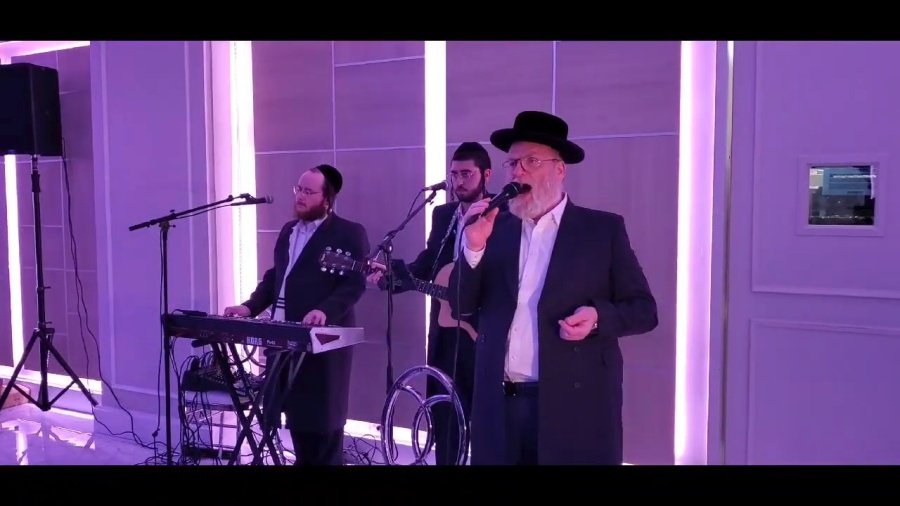 Michoel Schnitzler singing at a beautiful event with Yossi Lebowitz!