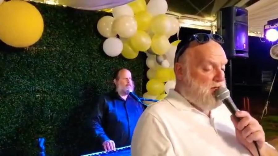 Michoel Schnitzler Sings Lechtele Live at a Kumzitz|מיכאל שניצלער לעכטעלע