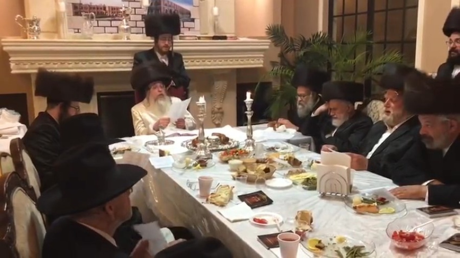 Michoel Schnitzler sings for the tosh rebbe.~מיכאל שניצלער א מצה אין אויבן אריין אצל האדמו"ר מטאהש