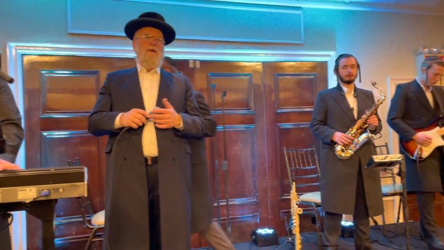 Michoel Schnitzler & Sruly Green rocking a wedding with Dovi Tessler|מיכאל שניצלער עם שרולי גרין