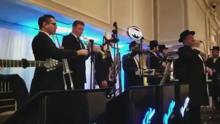 Michoel schnitzler rocking at a wedding in ateres chaya, with yeedle kahan production, yedidim choir