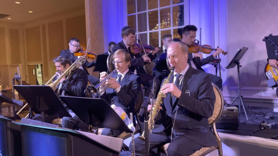 Michoel Schnitzler singing with A Team Band|מיכאל שניצלער, תזמורת עי טים