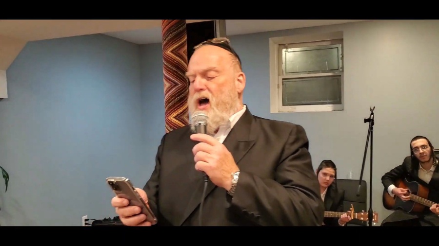 Michoel schnitzler singing Yiddish Songs!