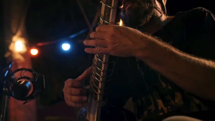 יצחק מאיר מארח את אבשלום אשל על הסיטאר - אבינו מלכינו | Yitzchak Meir - Avinu Malkenu