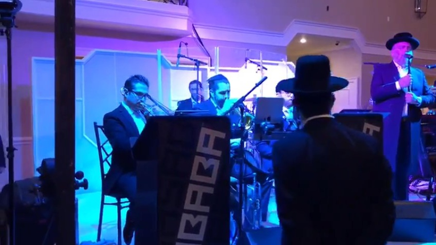 Michoel schnitzler sings a beautiful slow song at a wedding with sababa band!