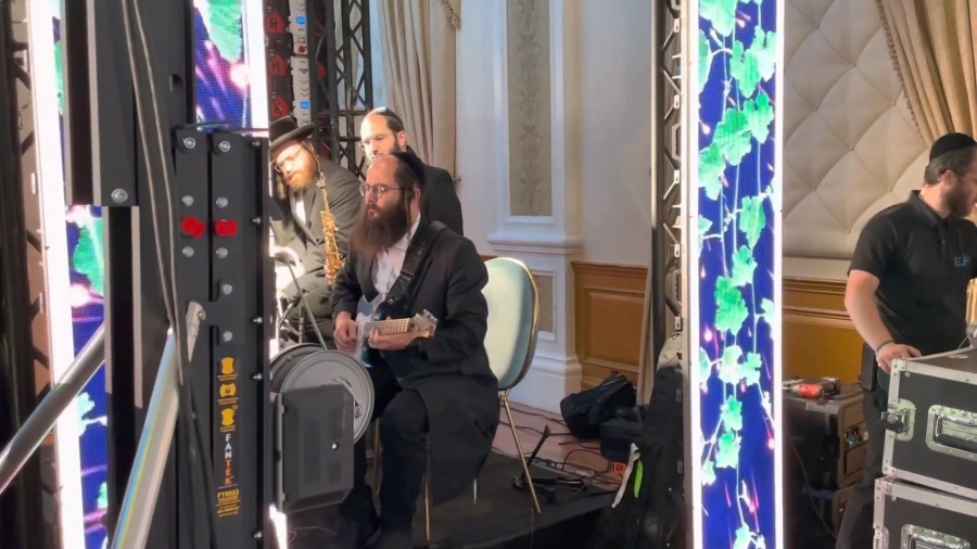 Michoel Schnitzler at a beautiful event with Moishy Glick & Lev Choir|מיכאל שניצלער בהכנסת ספר תורה