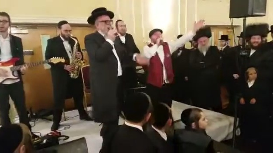 Michoel schnitzler with rafie the king|מיכאל שניצלער-רבות מחשבות עם ראפי די קינג בחתונה