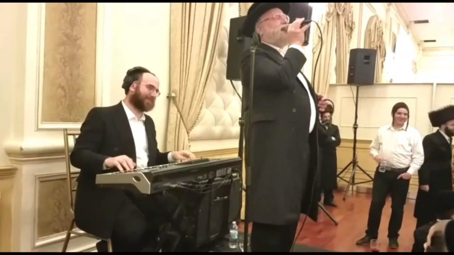 Michoel Schnitzler rocking at a wedding with Yanky Briskman|מיכאל שניצלער עם יענקי בריסקמאן