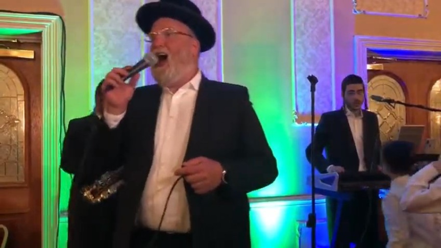 Michoel Schnitzler rocking veuhavtu from meilech kohn~מיכאל שניצלער ואהבתא