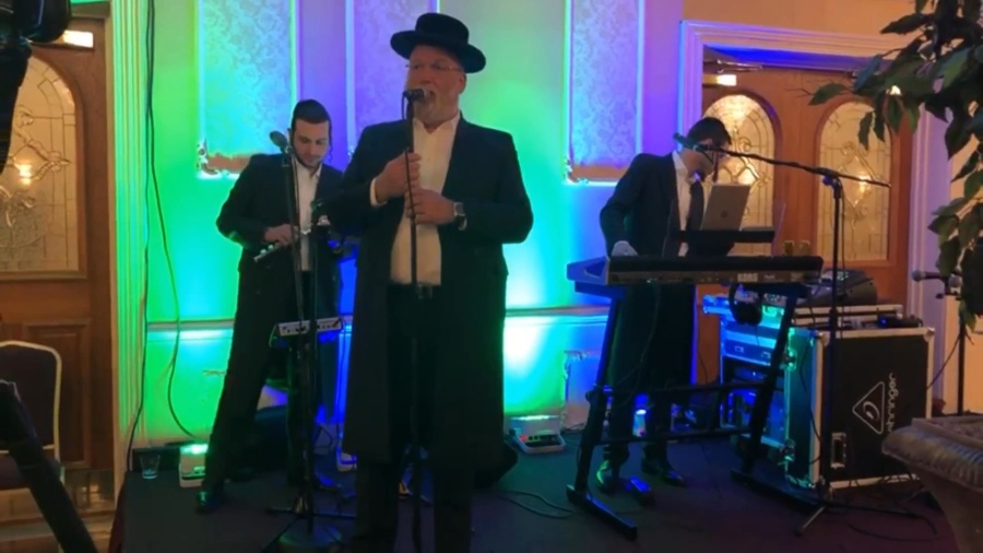 Michoel Schnitzler sings miyom shenechrav at a wedding with Levi Lesin~מיכאל שניצלער-מיום שנחרב