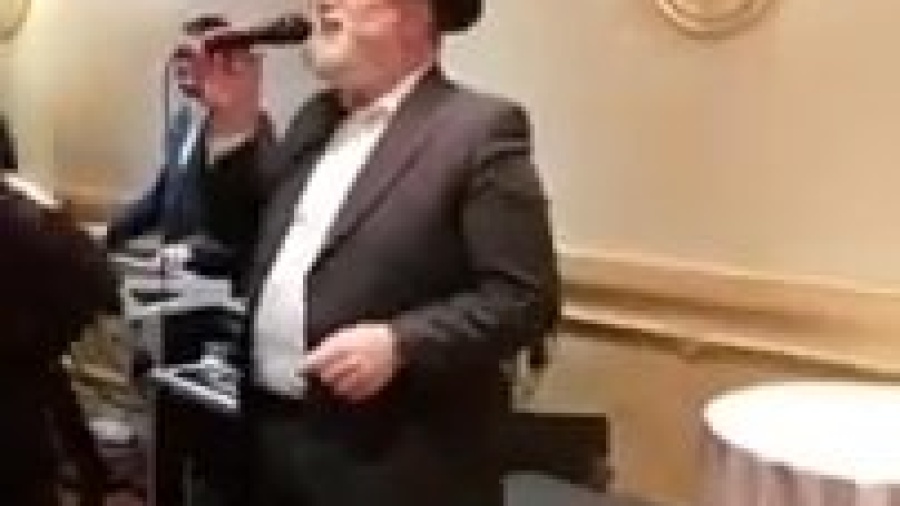 Michoel Schnitzler rocking at a wedding with Moishy Glick!