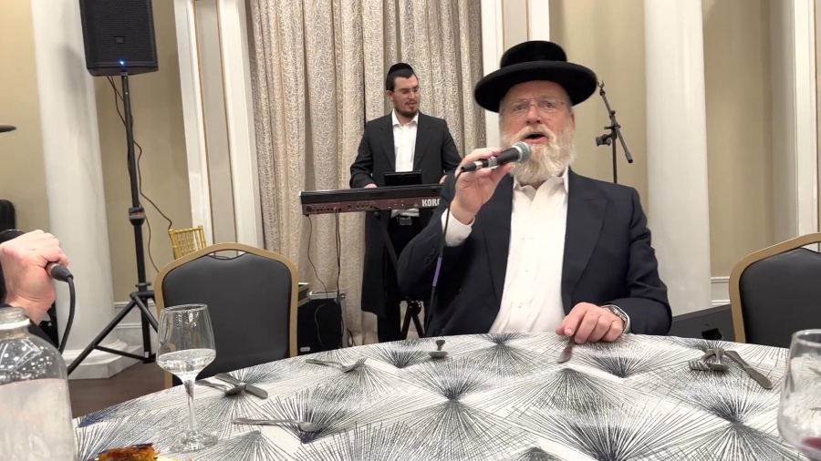 Michoel Schnitzler singing together with Isaac Honig|מיכאל שניצלער עם אייזק האניג