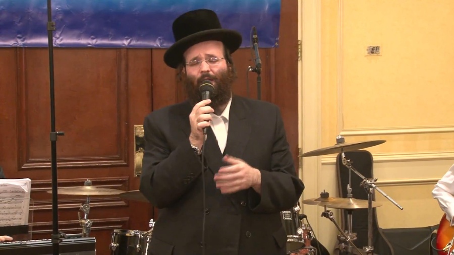 Shloime Taussig sings at L'asurim Appreciation Dinner