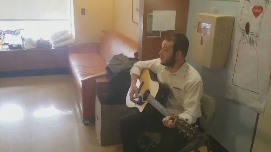 Echud Mi Yodea - Motty Ilowitz singing in hospital (Carlebach) אחד מי יודע