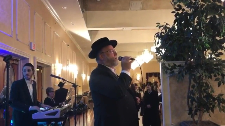 Michoel Schnitzler rocking at wedding in Monsey with Levi Lesin~מיכאל שניצלער בחתונה