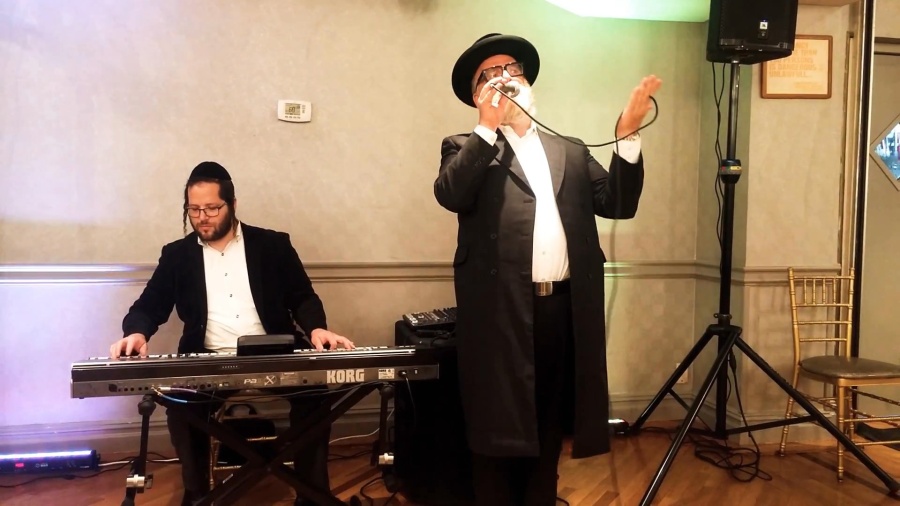 Michoel schnitzler singing a beautiful MBD song at a bm in bp with dovi tesler