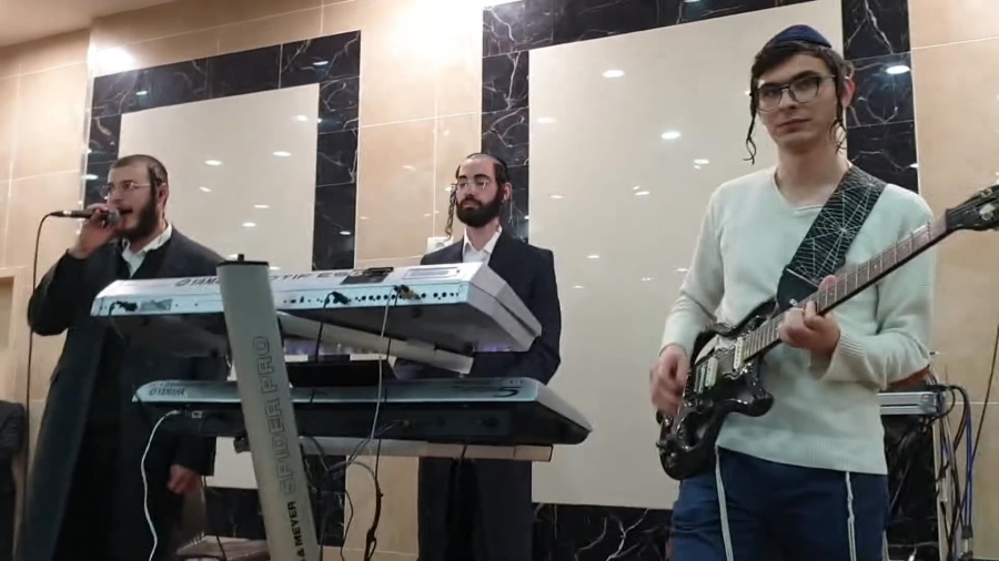 מוישי באנדא & מוטי אברהם בחתונה מטורףף...