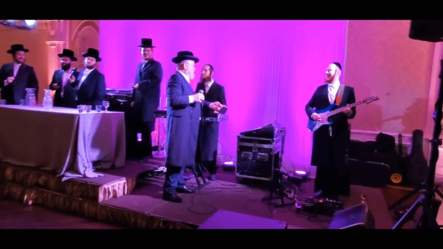 Michoel Schnitzler Rocking with The Shira Choir!|מיכאל שניצלער עם מקהלת שירה