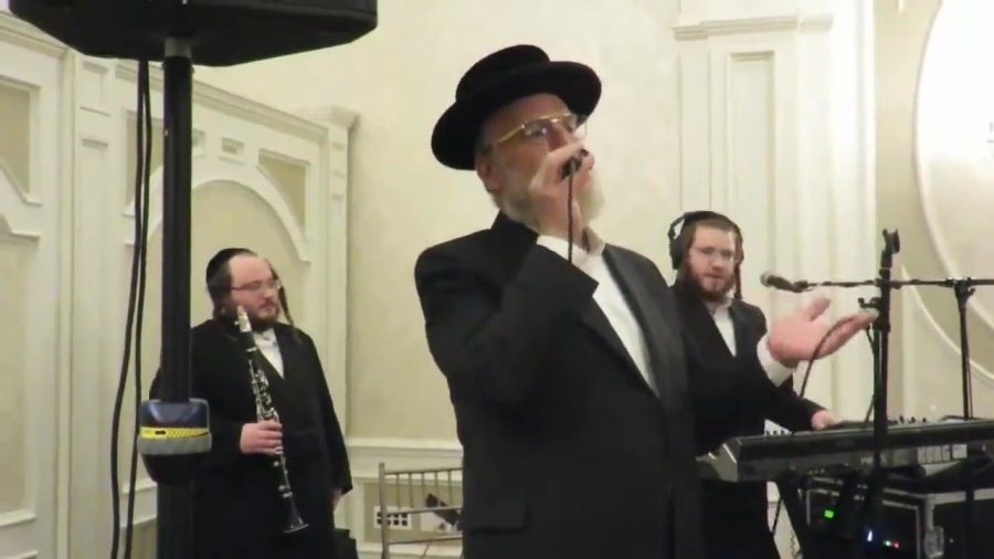 Michoel schnitzler singing at a recent wedding with avrumi berko and clarinet. Enjoy!