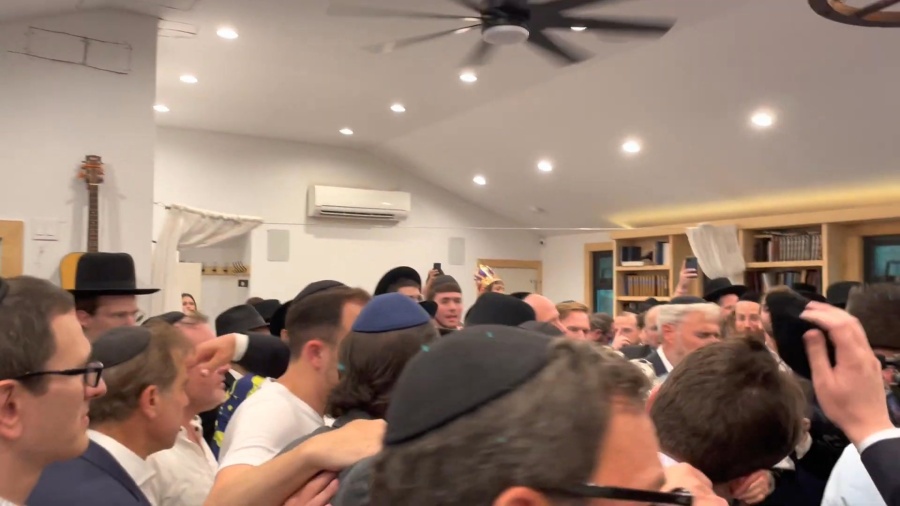 Michoel Schnitzler at a beautiful Hachnusas Sefer Torah|מיכאל שניצלער בהכנסת ס״ת