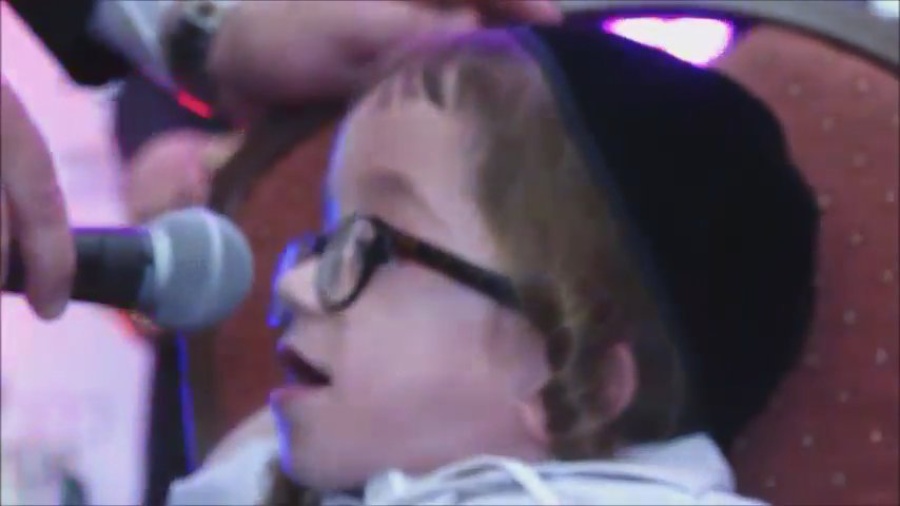 Special child sings & gives his blessing to Michoel Schnitzler|מיכאל שניצלער בלב אחד