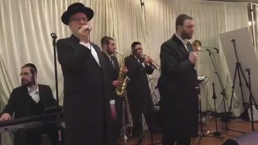 Michoel schnitzler singing MBD's yiden. With yumi lowy at a wedding in Canada. Enjoy!