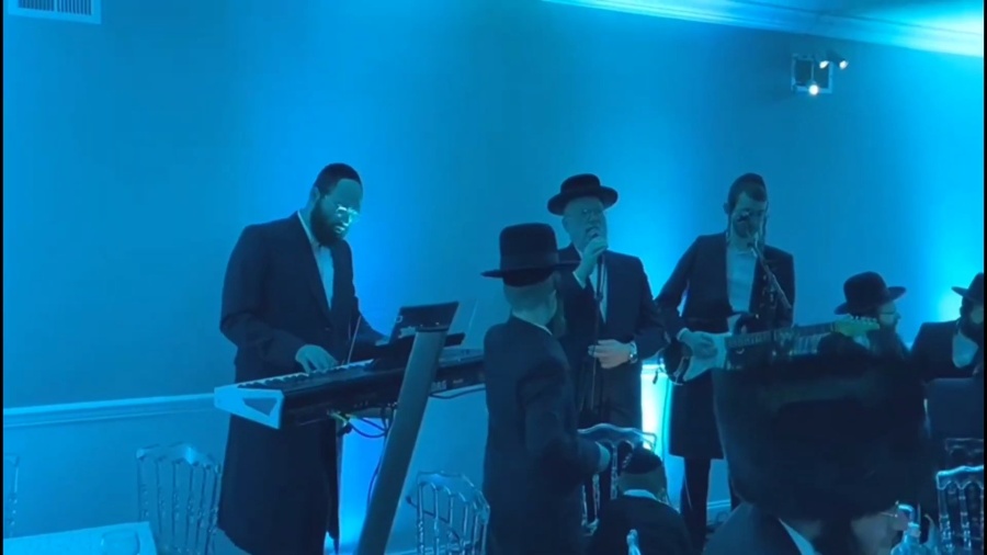 Michoel Schnitzler, Moishy Schwartz, & Yossi Goldman, at a beautiful event!|מיכאל שניצלר בקומזיץ