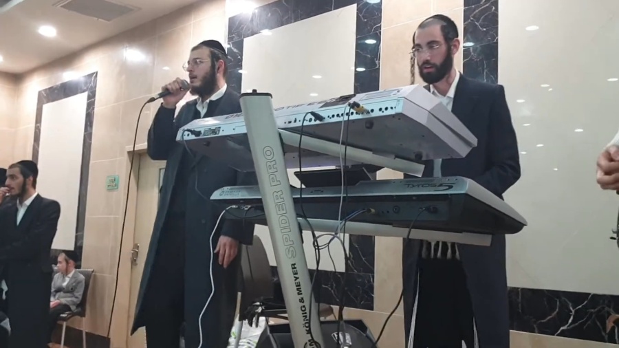 מוישי באנדא & מוטי אברהם & שלוימי ברנשטיין בחתונה של השמחות!!!