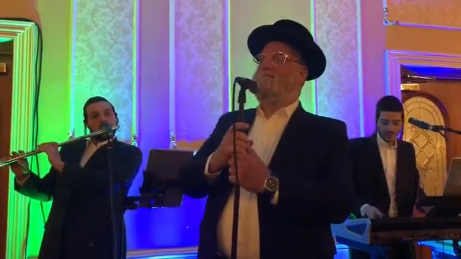 Michoel Schnitzler sings psach lunee shar from MBD with Levi lesin~מיכאל שניצלער-פתח לנו שער