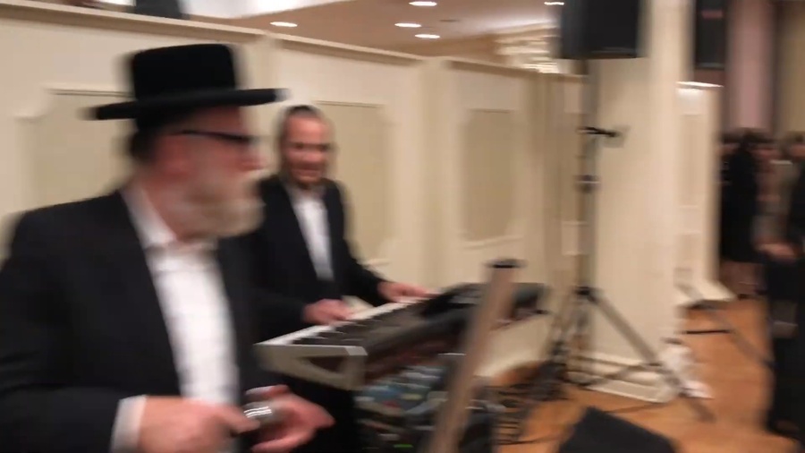 Michoel schnitzler Kurov at wedding in boro park, with motty Miller|מיכאל שניצלער-קרוב