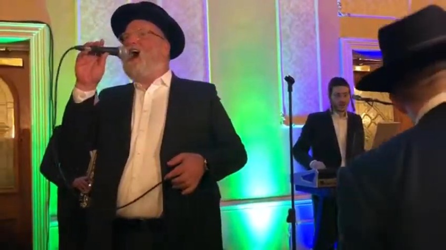 Michoel schnitzler rocking yum tuv indervuchin!~מיכאל שניצלער-יו"ט אינדערוואכן