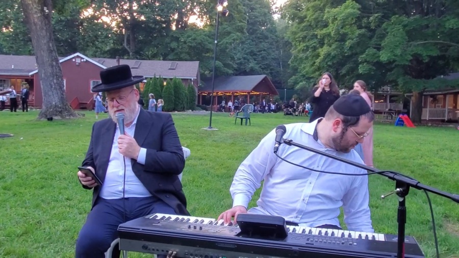 Michoel Schnitzler sings Lechtele at a Bar Mitzvah with Dovi Tessler|מיכאל שניצלער עם דובי טסלר