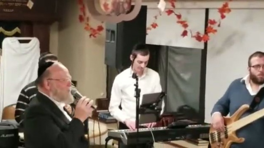 Michoel Schnitzler rocking at a lechires event!