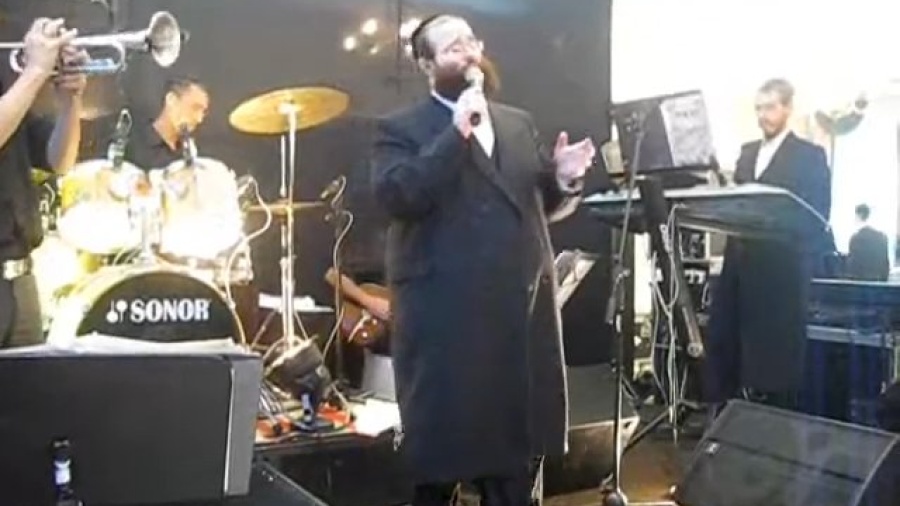 Shloime Taussig singing at a wedding in Israel with Ruvi Bannet