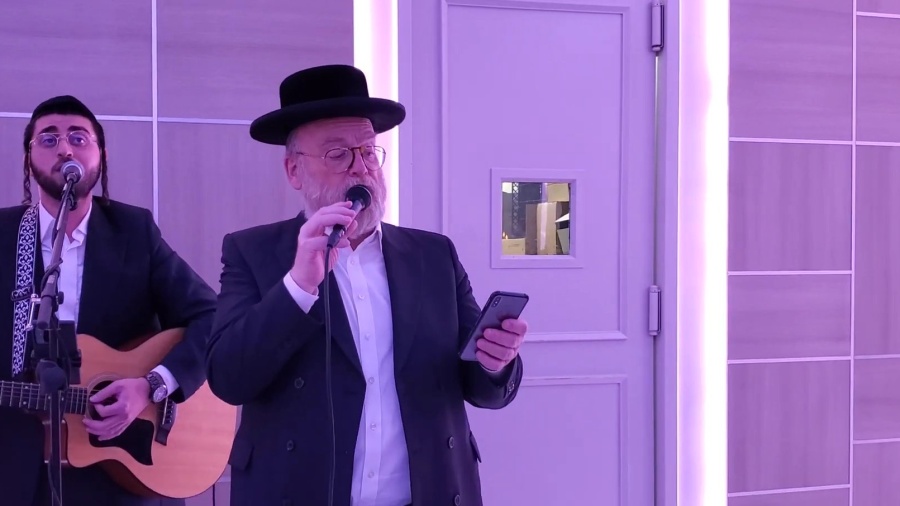 Michoel Schnitzler and Yossi Lebowitz sing Birchas Habunim|מיכאל שניצלער, יוסי לעבעוויץ, ברכת הבנים