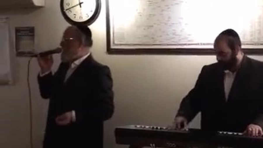 Michoel schnitzler singing yum tuv indervuchin with Shmeil hersh lag baomer 2017 enjoy!