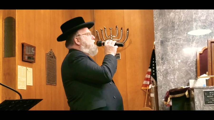 Michoel Schnitzler singing at a wedding chupa & dancing|מיכאל שניצלער בחתונה