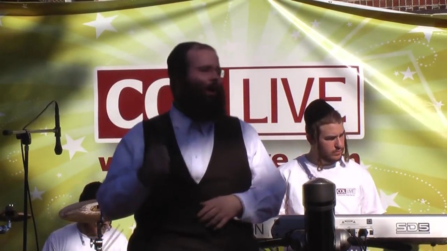 Shloime Taussig preforming at the COLlive Bash 2