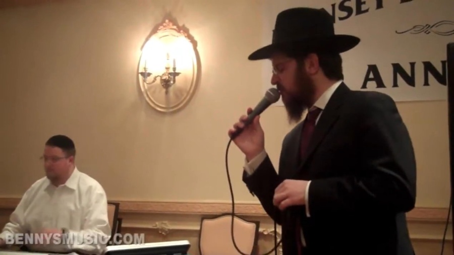 Benny Friedman Singing Kadyasvun at Monsey Dinner